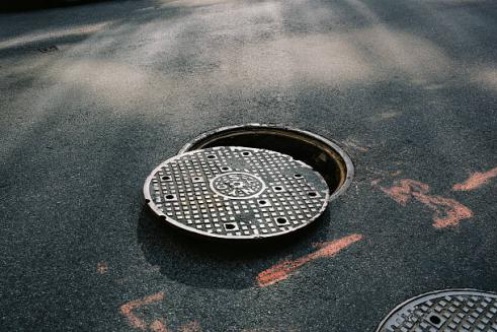 How to install a new manhole cover or to replace a manhole cover？